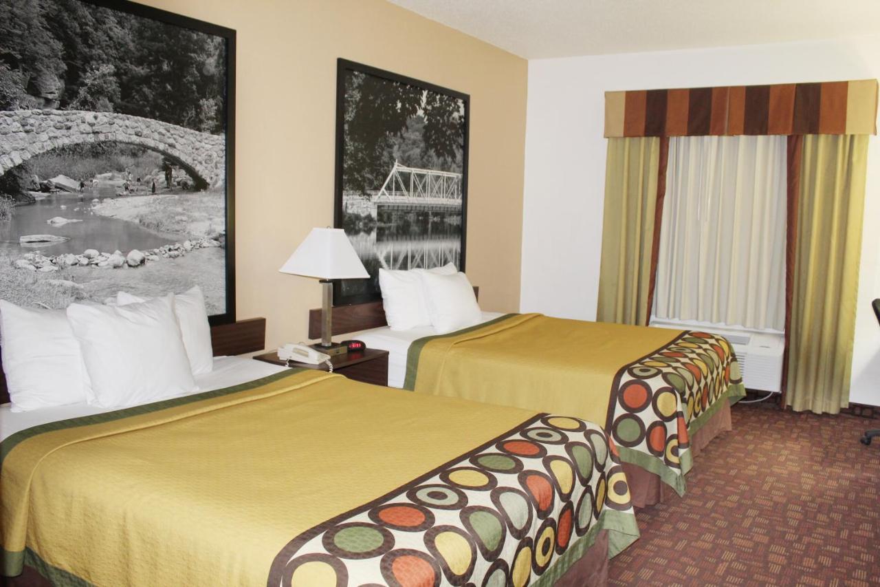 Super 8 By Wyndham Three Rivers מראה חיצוני תמונה