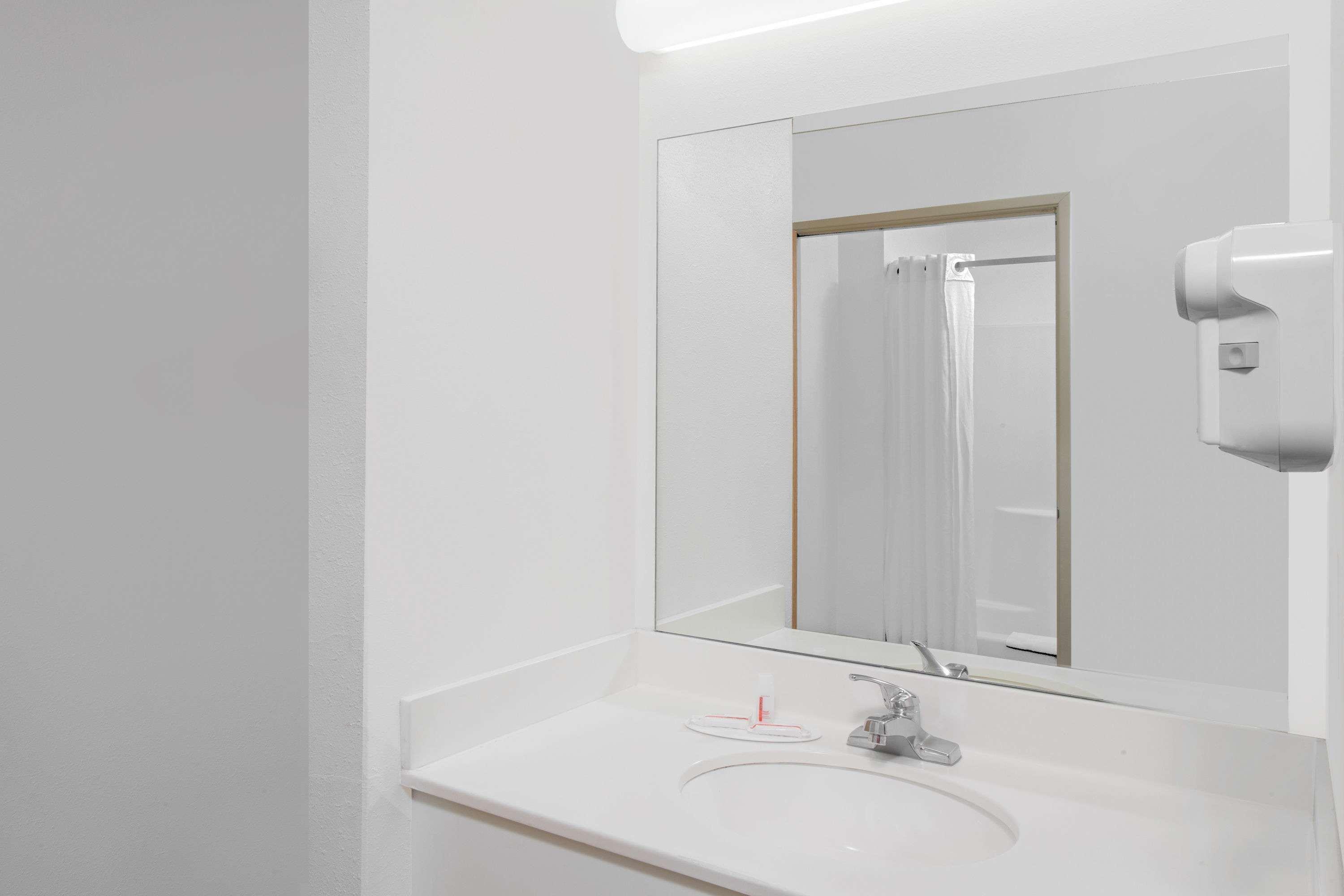 Super 8 By Wyndham Three Rivers מראה חיצוני תמונה