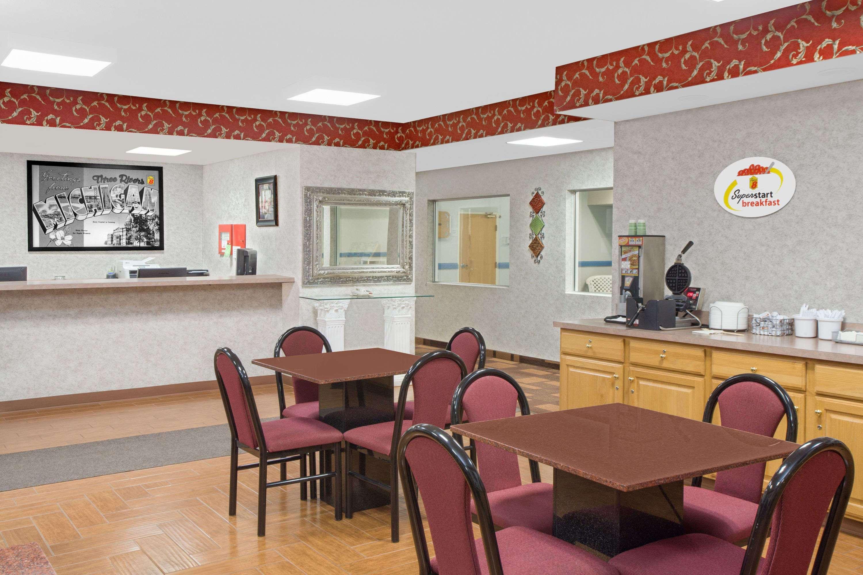 Super 8 By Wyndham Three Rivers מראה חיצוני תמונה